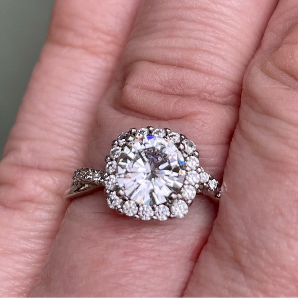 Sterling silver (stamped .925 ) gorgeous ring with diamond simulate, size 8 - Picture 3 of 8